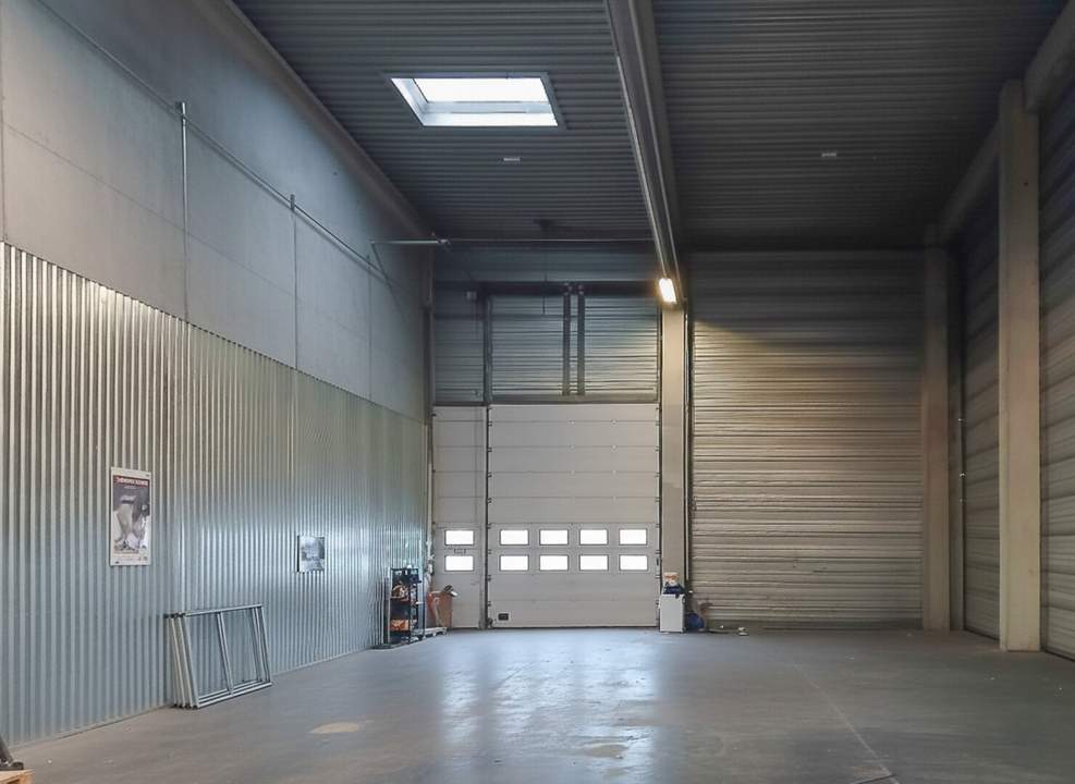 Vielseitige Gewerbeflächen mit Lager und modernisiertem Büro