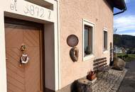 Wohnhaus mit 2 Einheiten, großer 2-stöckiger Garage und gemütlichem Garten