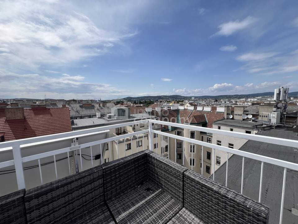 Luxuriöse zweistöckige Wohnung mit atemberaubendem Stadtblick + Balkon und geräumiger Terrasse! 15. Bezirk! U3