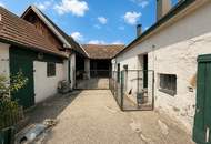 Sanierungsbedürftiges Bauernhaus, mit alten Stallungen und einem offenen Stadl, am Dorfplatz!