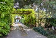 Einfamilienhaus mit Salzwasserpool, Wintergarten, Garage und zwei Carports