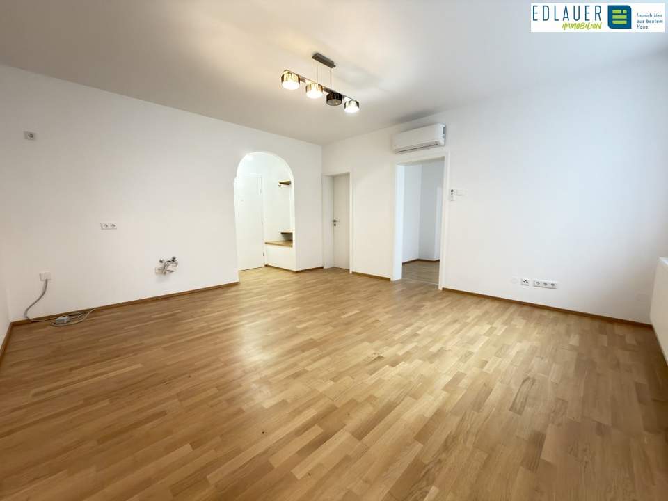 Moderne Altbauwohnung mit Klimaanlage und Balkon!