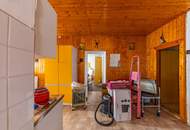 Renovierungsbedürftige Liegenschaft mit zwei Wohneinheiten, Nebengebäuden & Garage!