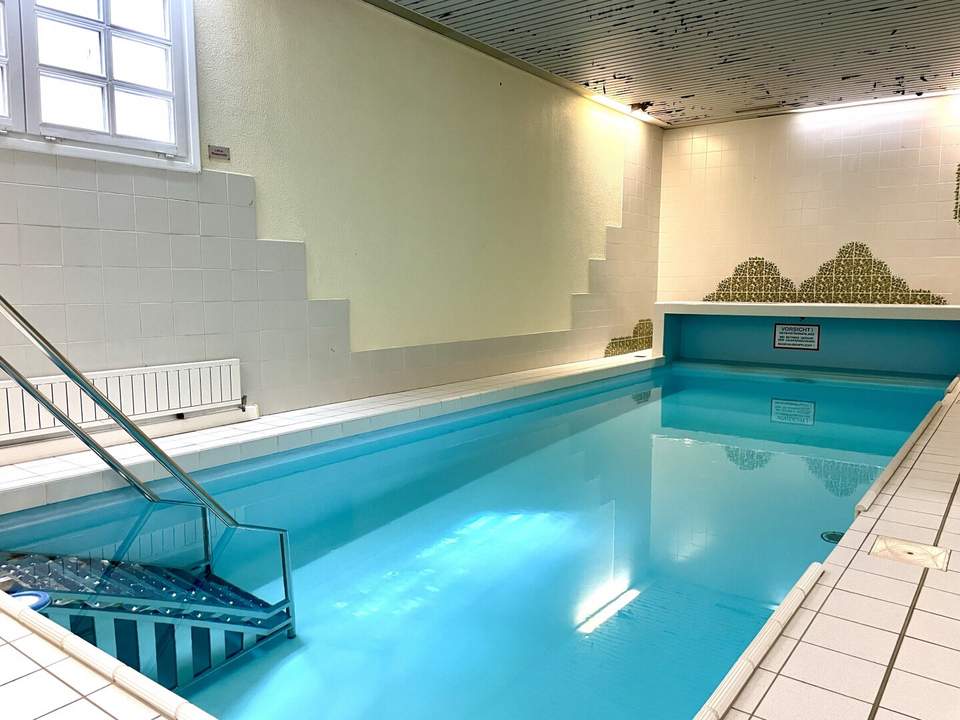 Stilvolle Dachgeschoßwohnung in exklusiver Grünruhelage im Herzen von Alt-Hietzing – mit Schwimmbad, Terrasse und Garagenplatz