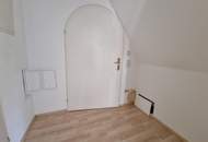 HELLE DACHGESCHOSSWOHNUNG MIT GARTENMITBENÜTZUNG