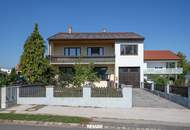 Ein-/Zweifamilienhaus mit Nebengebäuden, Garage und Innenhof