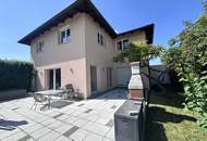 Tolles Zweifamilienhaus mit Einliegerwohnung, sonniger Terrasse, Keller, Doppelgarage und Pool!