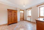 LANDHAUSVILLA mit HOF-ENSEMBLE, GÄSTEWOHNUNGEN UND ENTWICKLUNGSPOTENTIAL