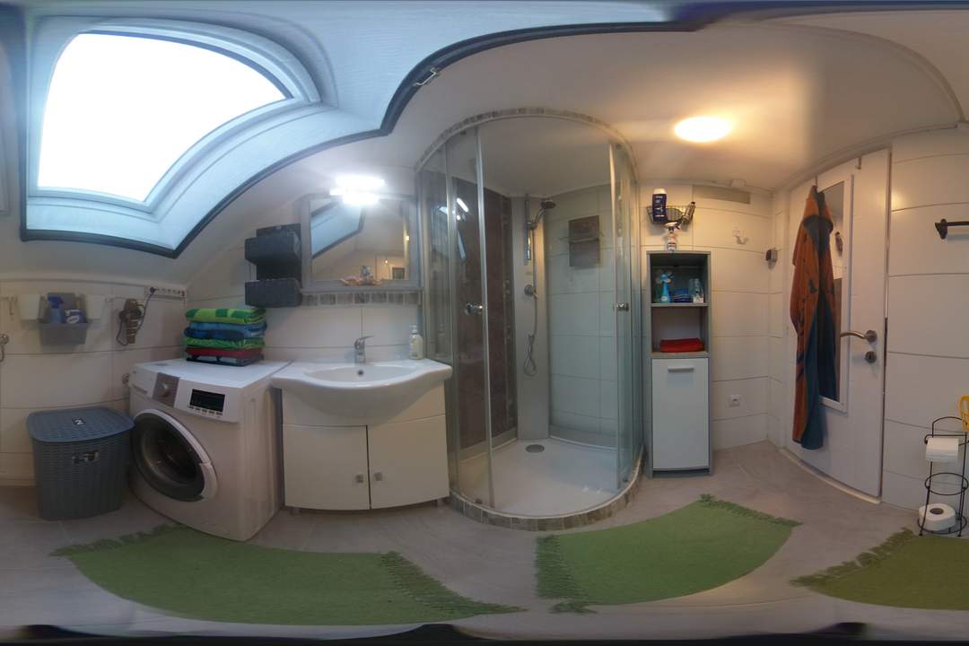 Einfamilienhaus mit drei eigenständigen Wohnungen und einzigartigem Erlebnisgarten