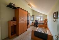 IHR NEUES ZUHAUSE: Charmantes Einfamilienhaus mit 8m Pool, 25m² Terrasse und viel Platz