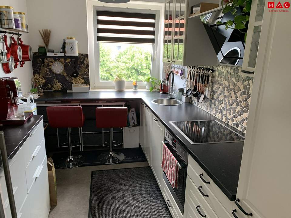 Ausgesprochen gemütliche und großzügig geschnittene Wohnung in herrlich grüner Lage wartet auf Sie! Die erstklassige Infrastruktur lässt keine Wünsche offen!
