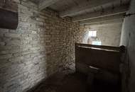 extrem Sanierungsbedürftiges Haus mit mehreren Nebengebäuden in Ruhelage