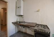 Sanierungsbedürftige Zwei-Zimmer-Wohnung direkt an der U3