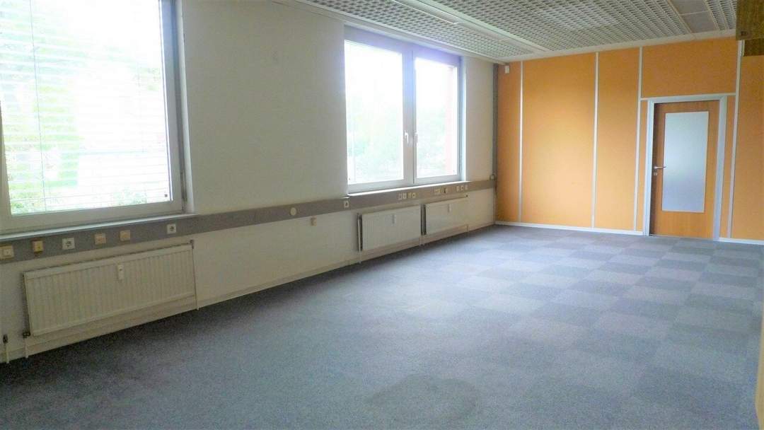 Günstiges Büro ca. 43,85 m² in U6 Nähe - angenehmes Ambiente, inkl. Küchen- und Konferenzraumnutzung!