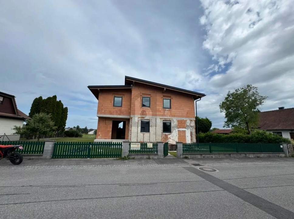 GROßZÜGIGER FAMILIENTRAUM ZUM FERTIGSTELLEN