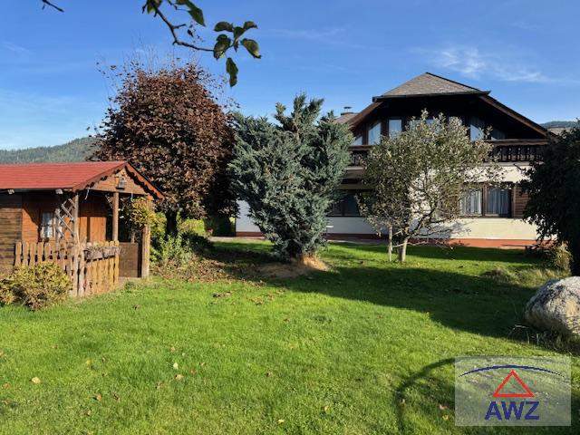 Großes Wohnhaus mit Garagen und vielen Möglichkeiten!