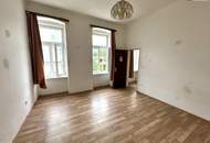 Sanierungsbedürftige 2-Zimmer- Wohnung im 1.OG! Sanieren Sie diese Wohnung ganz nach Ihren Bedürfnissen.