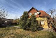 Renovierungsbedürftiges Einfamilienhaus mit idyllischem Garten in Sackgasse