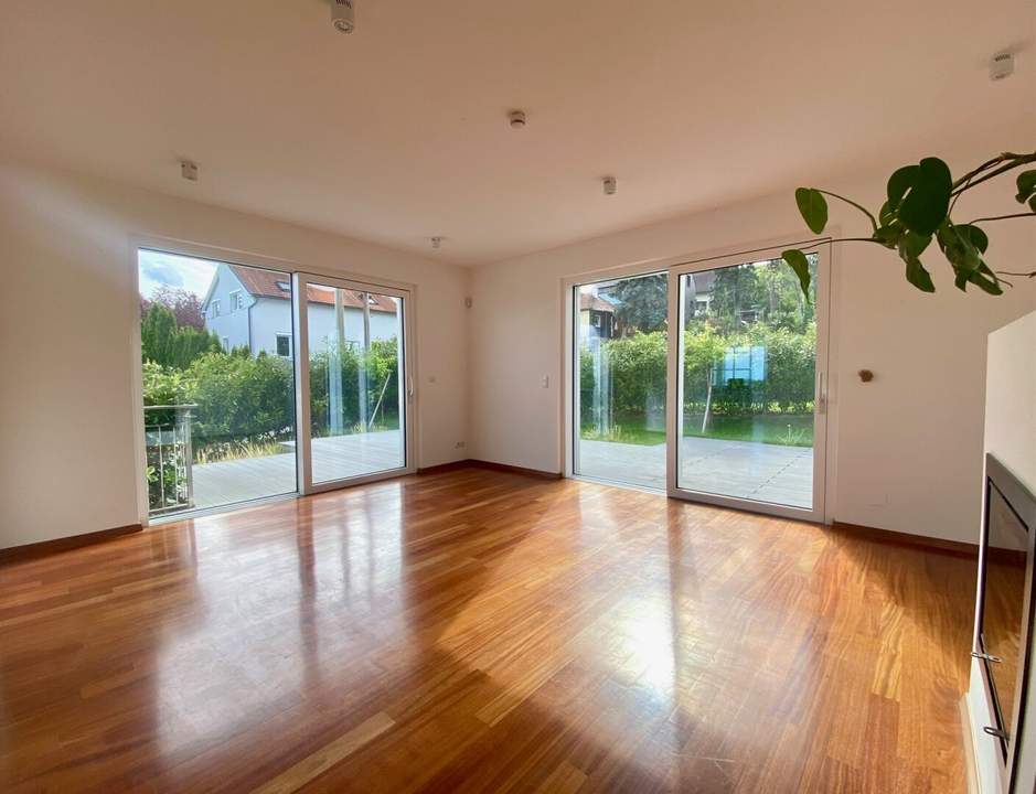 LICHTDURCHFLUTETES FREISTEHENDES HAUS AM HEUBERG MIT GARTEN UND FERNBLICK