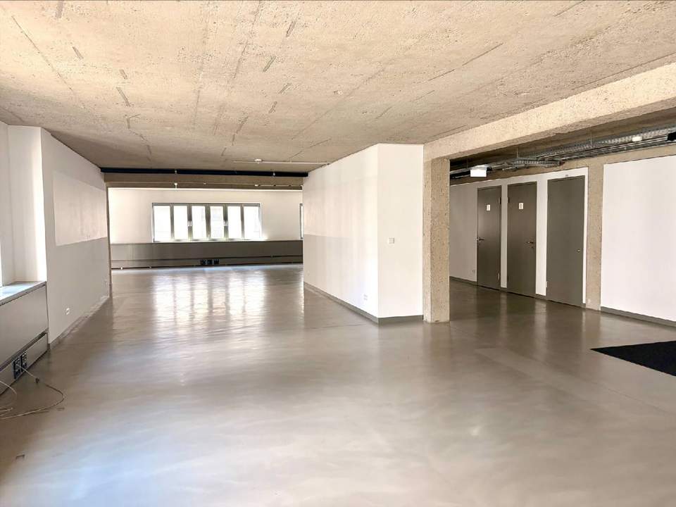 Urbanes Arbeiten im Industrial-Chic: Exklusives Büro mit Open-Space-Flair und Innenhof-Balkon