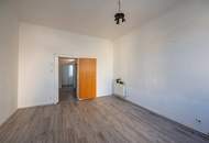 **Hannovermarkt** Renovation Opportunity: 3-Room Period Apartment with Airbnb Potential