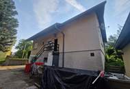 LIEBEVOLLES, RENOVIERUNGSBEDÜRFTIGES LANDHAUS MIT NEBENGEBÄUDEN UND KLEINEM INNENHOF