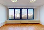 Helle Bürofläche mit großzügigen Fensterflächen für produktives Arbeiten
