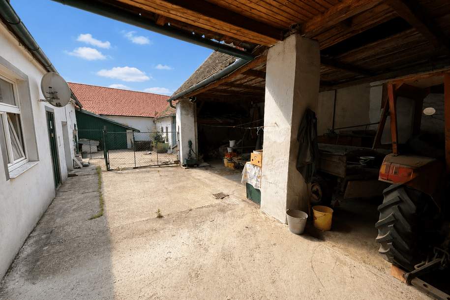Sanierungsbedürftiges Bauernhaus, mit alten Stallungen und einem offenen Stadl, am Dorfplatz!, Haus-kauf, 59.999,€, 2070 Hollabrunn