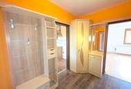 Gediegenes Stockhaus in grüner Umgebung