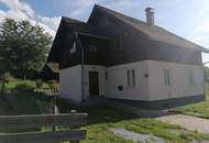 Sanierungsbedürftiges Zweifamilienhaus mit Nebengebäuden in Traumlage