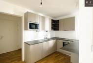 / ZWEI ZIMMER / INNENHOFSEITIG AUSGERICHTET / MODERNE ANLAGE / VERFÜGBAR AB SOFORT / U-BAHN NÄHE