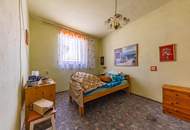 Renovierungsbedürftige Liegenschaft mit zwei Wohneinheiten, Nebengebäuden & Garage!