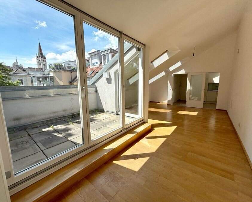 Hofseitige Drei Zimmer DG-Wohnung Nähe U3 Kardinal Nagel Platz!