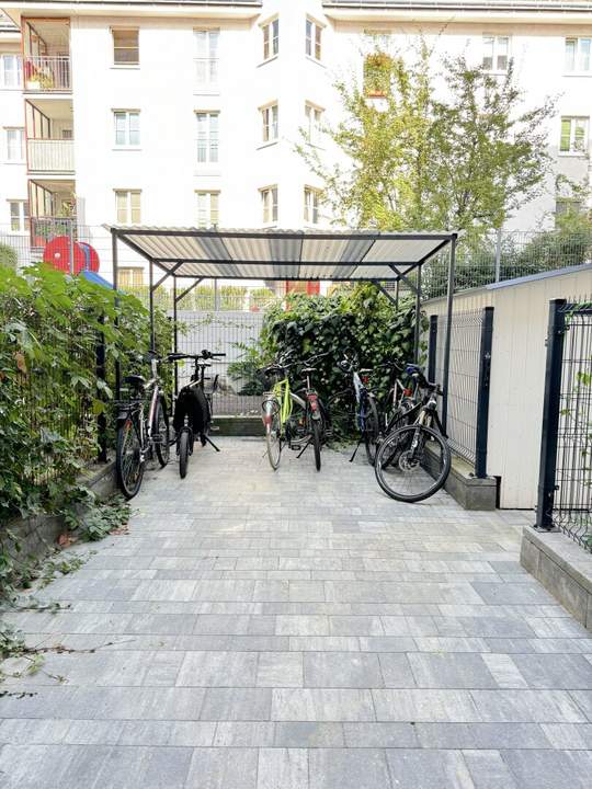 Charmante 2,5-Zimmer-Wohnung mit idealem Grundriss in top-saniertem Haus - Unbefristet vermietet zu verkaufen!