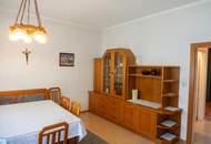 PREISREDUZIERT! Geräumiges Einfamilienhaus am Stadtrand mit Nebengebäude !