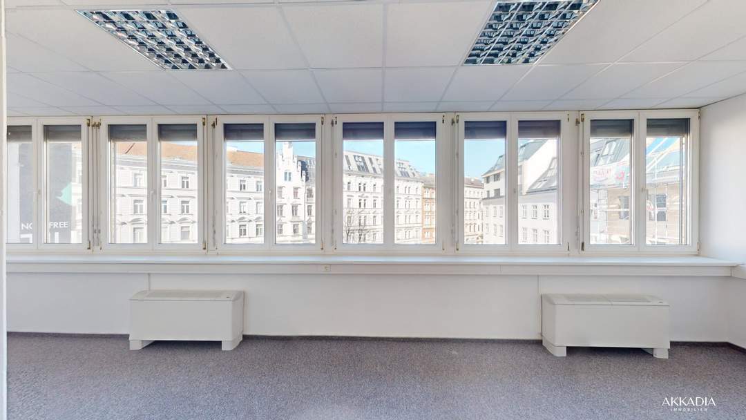 Inspirierendes Büro mit geteiltem Besprechungsraum _erweiterbare Fläche