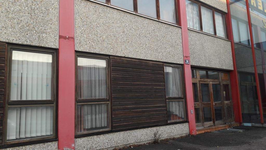 Zentral gelegene Lagerflächen zu vermieten ca. 500 m² Halle und 200 m² Büro