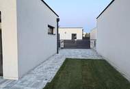 Hochmodernes Seehaus, Bungalow, 3 Zimmer, mit Garten und Terrasse, nur 4 Gehminuten vom Neufelder See entfernt