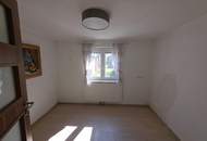 Schmuckes Häuschen mit kleinem Garten und Zufahrt