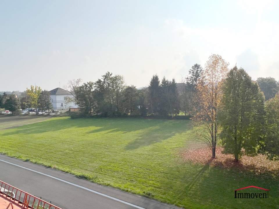 ERSTBEZUG: Dachgeschoss-Eigentumswohnung mit Loggia und Carport in der Thermenregion