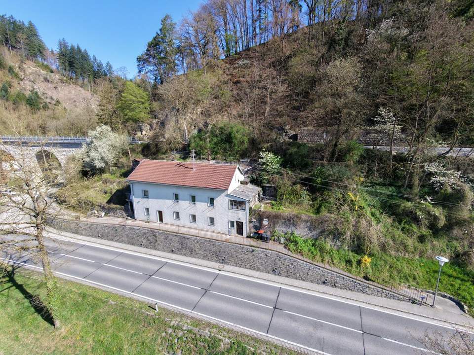 Renovierungsbedürftiges Haus mit Blick auf die Donau