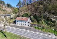 Renovierungsbedürftiges Haus mit Blick auf die Donau