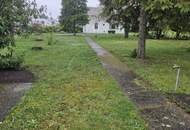 Bad Vöslau, parkähnlicher Grund mit kleinem Wohnhaus