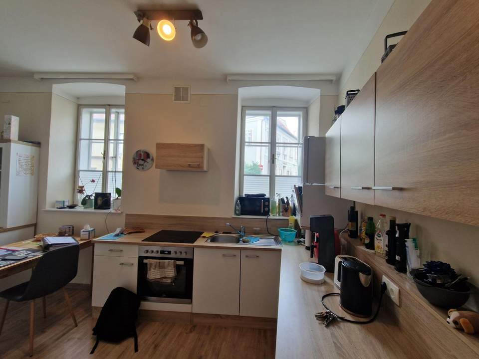 FREUNDLICHE ERDGESCHOSSWOHNUNG IM ZENTRUM VON GROßWEIKERSDORF MIT PARKPLATZ