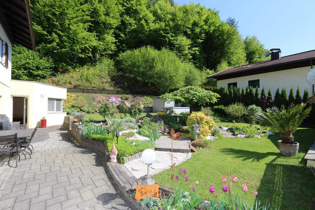 Großräumige Erdgeschosswohnung mit fantastischem Garten