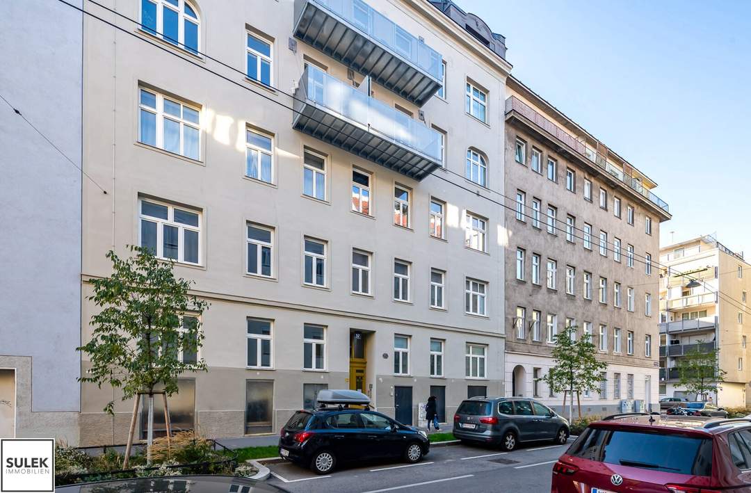 ** Sanierte 2-Zimmer-Altbau Wohnung mit Balkon in hofseitiger Lage - guter Lage **