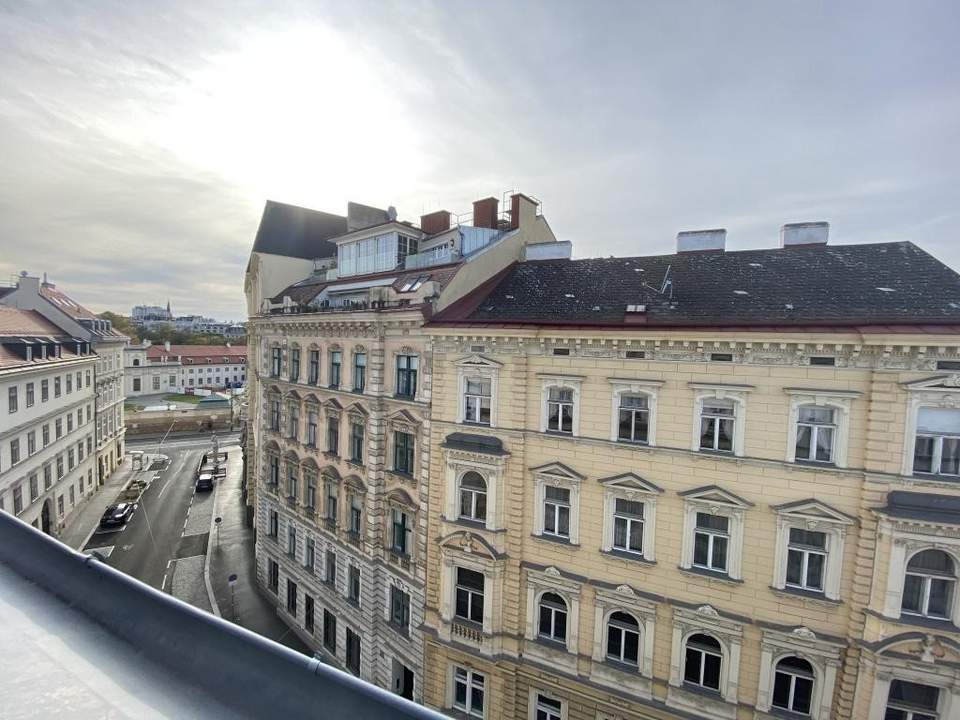 Helle Dachgeschoss-Wohnung im Botschaftsviertel // Bright top floor apartment in embassy quarter