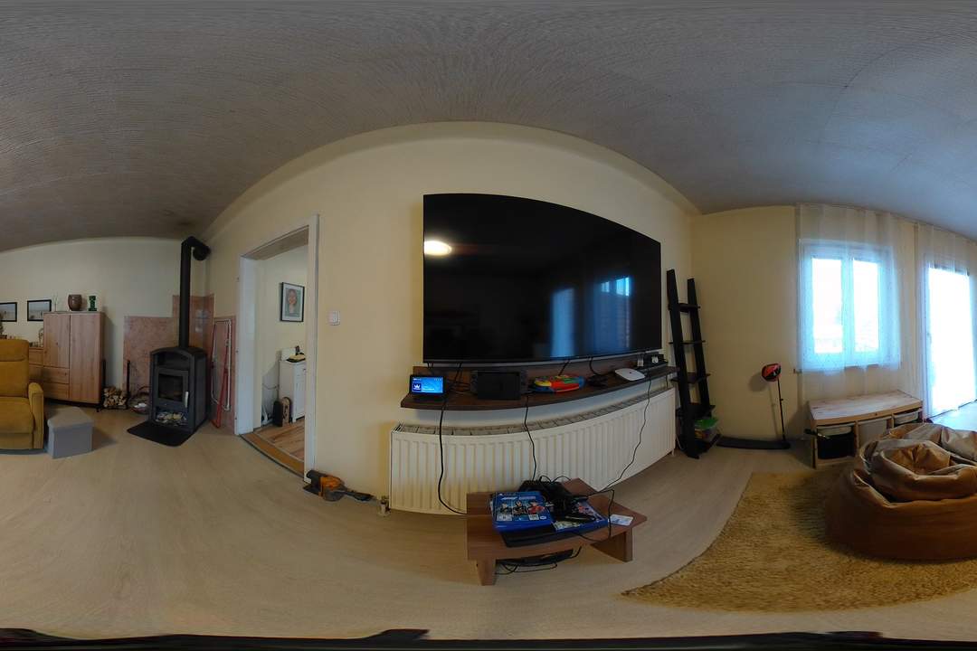 Vielseitiges sanierungsbedürftiges Wohnhaus mit 2 Wohneinheiten auf großem Grundstück!