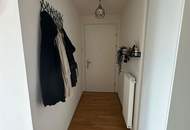 Super-schicke, hochwertige DG-Wohnung mit Balkon und Klimaanlage!