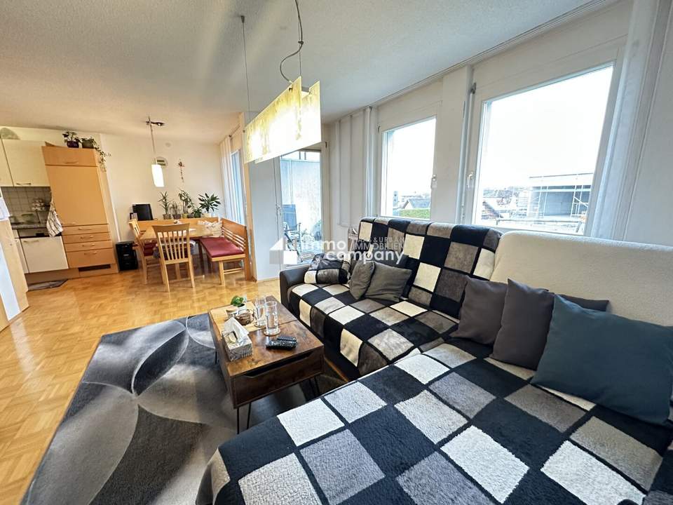 4-Zimmer-Maisonette-Wohnung auf zwei Etagen (1. OG + DG) in Frastanz, modernes, tolles Badezimmer, 2 sehr gut beleuchtete Tiefgaragenplätze, einmaliger Ausblick vom Balkon auf die umliegende Bergwelt.